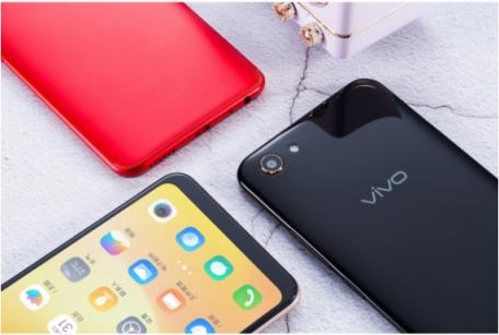 vivo Y81s圖賞：全新全面屏＋AI攝影，顏值與實力兼?zhèn)?/></p><p>主打年輕人市場的 vivo Y81s， 外觀設計以時尚潮流元素為基準，和 vivo向來傳達給人們的高顏值印象十分一致。vivo Y81s 擁有黑金色、紅寶石、香檳金三種不同配色，針對不同人群的審</p><p align=