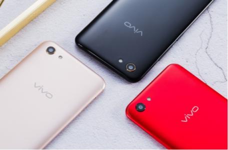 vivo Y81s圖賞：全新全面屏＋AI攝影，顏值與實力兼?zhèn)?/></p><p>美和消費習慣，黑金色版本的黑色深邃低調，非常適合男性用戶，而紅寶石色版本鮮艷前衛(wèi)，是女孩子心中所選。香檳金配色作為全新的配色，融合銀色和粉色的特質，又與市面上香檳金或者玫瑰金截然不同，獨特的配色在人群中極具辨識度。</p><p>vivo Y81s 正面使用 一塊6.22英寸的屏幕，頂端U形劉海內集成了包括前置鏡頭、聽筒、光線傳感器等在內的多款元器件。同時，新機屏幕采用的是19：9 長寬比例，左右邊框寬度也控制得極好，屏占比高達87.9%。</p><p align=