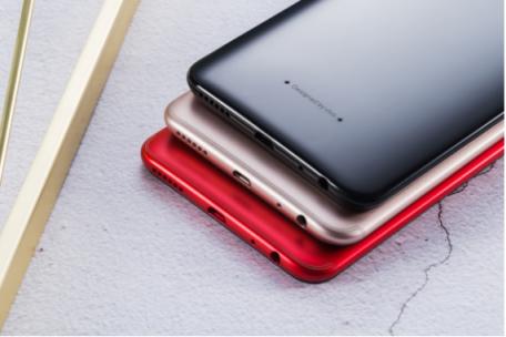 vivo Y81s圖賞：全新全面屏＋AI攝影，顏值與實力兼?zhèn)?/></p><p>整個機身背部除了相機和閃光燈部分，沒有多余的開口，后蓋和中框的銜接也堪稱完美，機身一體性極強。另外，需要特別說明得是，Y81s 選擇了Fake Wake面部識別作為解鎖方案。相對于指紋識別，新的解鎖方式具有非接觸、極其快速等優(yōu)點，科技感滿滿。</p><p align=