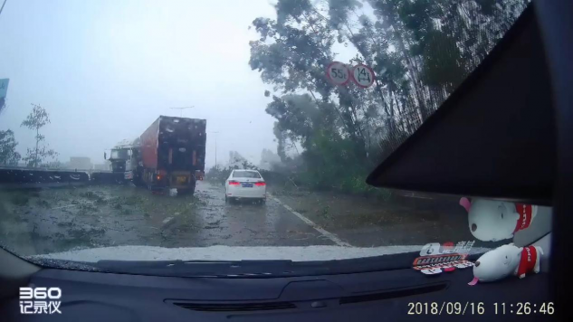360行車(chē)記錄儀記錄臺(tái)風(fēng)“山竹”入境 多種道路險(xiǎn)情需注意