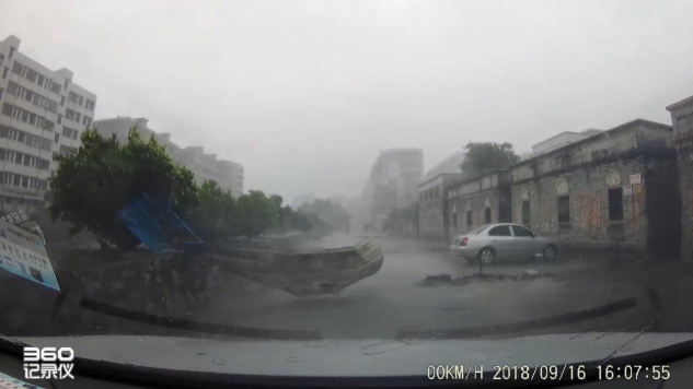 360行車(chē)記錄儀記錄臺(tái)風(fēng)“山竹”入境 多種道路險(xiǎn)情需注意