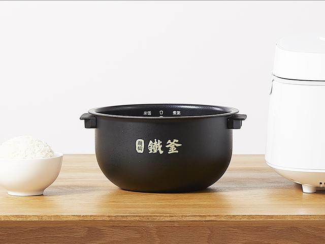 好鍋才能出好飯？云米IH電飯鍋?zhàn)屆罪埾銍妵姡?/></p><p>五層高密度精鑄鐵膽，經(jīng)過多重復(fù)雜工藝鑄造而成，和市面上常見的合金鍋膽相比，鑄鐵鍋膽健康安全，不含對人體有害的重金屬，而且受熱均勻可以保證持續(xù)發(fā)熱;使用這樣的內(nèi)膽煮飯，烹飪效率高，還可以減少熱量和營養(yǎng)的流失，節(jié)能又環(huán)保，可謂一舉多得。在很長一段時間里，大眾都非常推崇鐵釜煮飯，包括現(xiàn)在市面上的許多產(chǎn)品也會特意注明，但真材實(shí)料的還是少數(shù)，云米IH電飯鍋的內(nèi)膽重達(dá)4斤，足以證明材質(zhì)沒有造假!</p><p align=