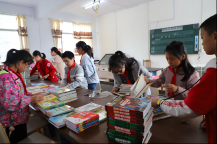 “每人一本書，捐助10座圖書館” 貝店愛心助學(xué)恩施點(diǎn)亮山區(qū)孩子未來