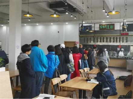 游客遠(yuǎn)道而來(lái)“難求一面”，崔永元開面館獲追捧