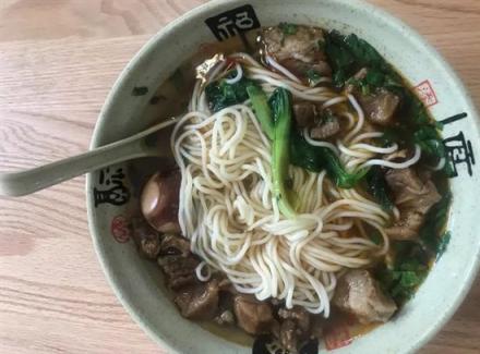 游客遠(yuǎn)道而來(lái)“難求一面”，崔永元開面館獲追捧