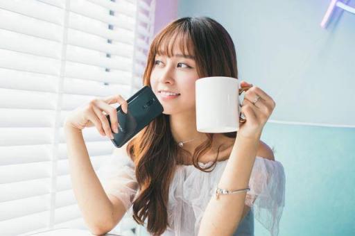 魅族X8還有漸變色設(shè)計(jì)？網(wǎng)友：不好意思，只注意小姐姐