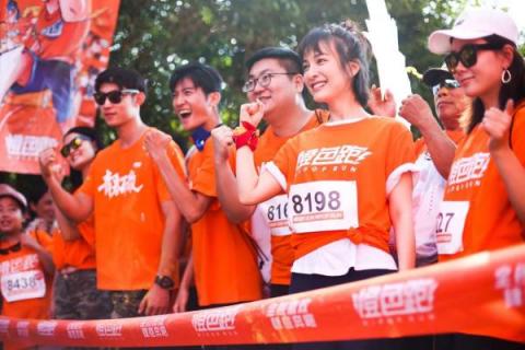 吳昕助力小米橙色跑，千人共跳抖音魔性舞