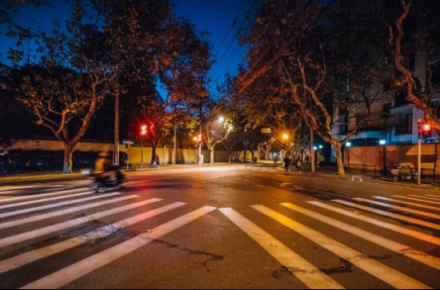 為啥你拍的夜景一團(tuán)糟？因?yàn)槟阌玫牟皇巧衿?/></p><p>那么，對(duì)于夜景照片來說，怎樣的標(biāo)準(zhǔn)才能獲得大家認(rèn)可呢?選一部靠譜的手機(jī)才是王道，今天迪信通就給大家推薦幾款玩家口碑優(yōu)秀的拍照手機(jī)，雙攝鏡頭、出色的優(yōu)化算法、iso降噪等等各方面的表現(xiàn)都很出色，想要親自實(shí)拍體驗(yàn)也很簡單，去距離你家最近的迪信通線下體驗(yàn)店就OK啦。</p><p align=