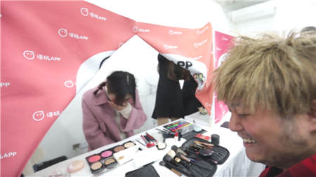 95后女生化妝后 男生竟想退貨！網(wǎng)友：自己長啥樣心理沒數(shù)嗎？