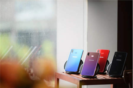 誰才是最美的漸變色手機(jī)？Galaxy A6s與OPPO K1強(qiáng)強(qiáng)對話