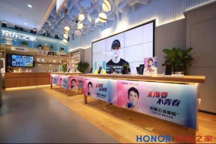 榮耀10青春版新品發(fā)布，福州東百京東之家旗艦店人氣爆棚