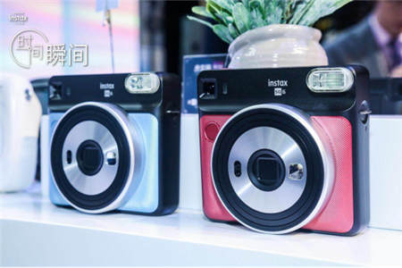 富士膠片發(fā)布首臺具有變焦功能的instax相機，再掀方形藝術個性潮流