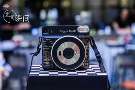 富士膠片發(fā)布首臺具有變焦功能的instax相機，再掀方形藝術個性潮流