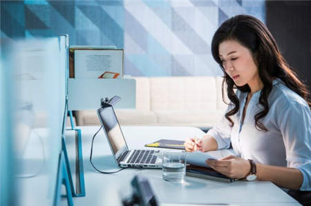 筆電屏幕反光？影響視力？筆記本掛燈了解一下