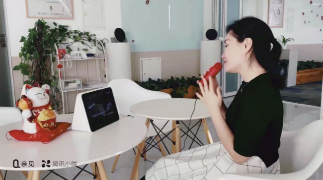 “宅神器”親見M10，首款K歌的大屏智能音箱