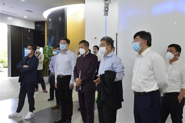 亞布力中國企業(yè)家論壇代表團(tuán)考察云從科撫???