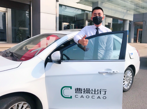 網(wǎng)約車司機(jī)路邊滅火 知其另一身份后路人紛紛點贊