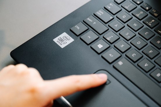 萬(wàn)元工藝水準(zhǔn)的 dynabook，不止輕薄，還很耐打