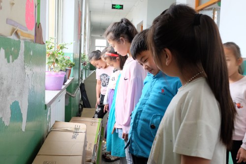 央視關(guān)注！三雄極光助力教育扶貧 點亮求學(xué)夢