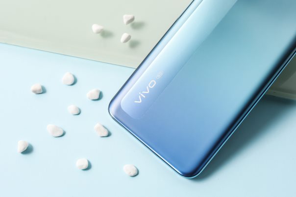 vivo Y70s迎來(lái)冷萃銀新配色，7月28日正式上市