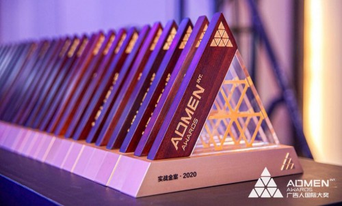 喜報！國雙攜“上汽”“蒙?！毕嗬^斬獲商業(yè)傳播領域兩項大獎