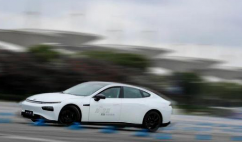 小鵬P7行不行？小鵬汽車靠譜嗎？比一比就知道了！