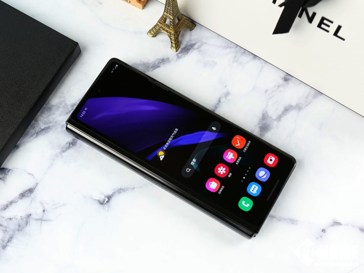 開(kāi)創(chuàng)折疊屏新紀(jì)元 三星Galaxy Z Fold2 5G上手評(píng)測(cè)