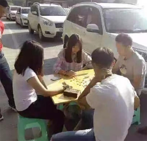 爆堵路段下車玩健身環(huán)減壓，網(wǎng)友表示國慶堵車有救了