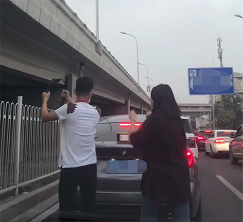 爆堵路段下車玩健身環(huán)減壓，網(wǎng)友表示國慶堵車有救了