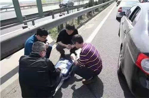 爆堵路段下車玩健身環(huán)減壓，網(wǎng)友表示國慶堵車有救了