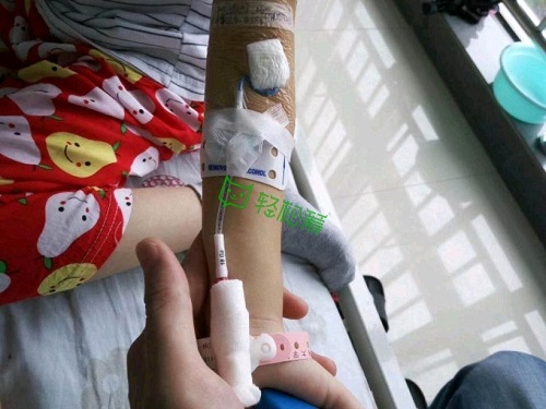 不忍年少女兒被病魔帶走，父母輕松籌上為女兒籌集治療費(fèi)
