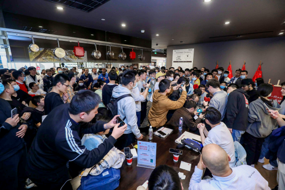 堅果手機(jī)火爆多城線下店，堅果團(tuán)隊與粉絲溝通創(chuàng)新產(chǎn)品理念