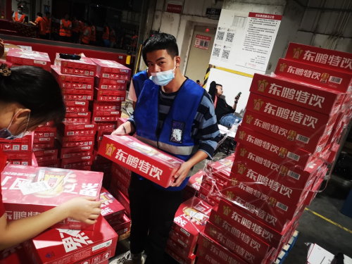 東鵬飲料聯(lián)合京東物流，關(guān)懷“11.11背后的男人”