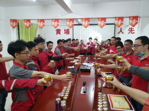 東鵬飲料聯(lián)合京東物流，關(guān)懷“11.11背后的男人”