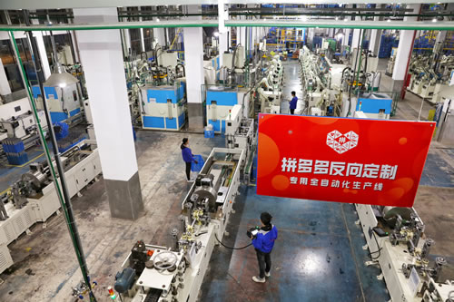 ▲拼多多“新品牌計(jì)劃”某代表企業(yè)的反向定制生產(chǎn)線。（攝影 小滿）.jpg