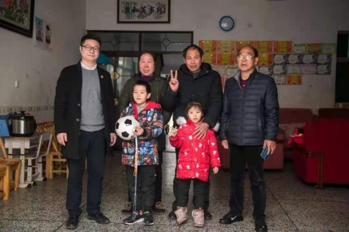為村民拍攝“第一張”全家福，聯(lián)想公益志愿者蘇萌的這個(gè)假期很特別