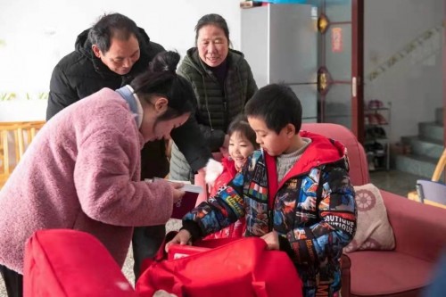 為村民拍攝“第一張”全家福，聯(lián)想公益志愿者蘇萌的這個(gè)假期很特別