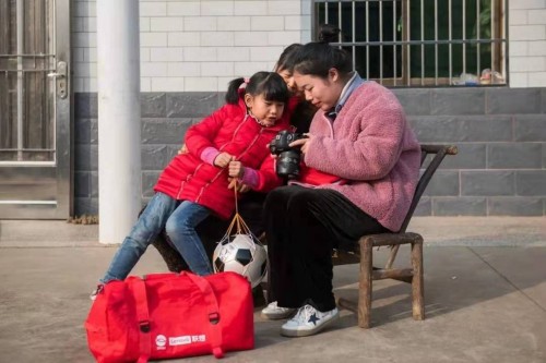 為村民拍攝“第一張”全家福，聯(lián)想公益志愿者蘇萌的這個(gè)假期很特別