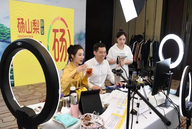 直播電商助力減貧，薇婭參與新華社紀(jì)錄片《中國減貧密碼》錄制