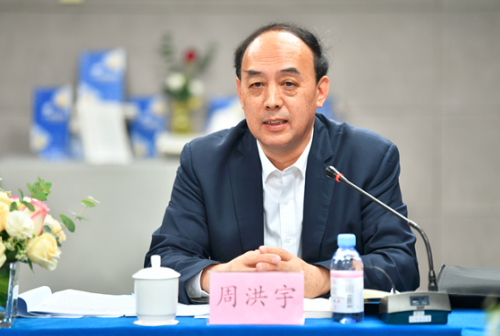 全國人大常委會(huì)委員周洪宇出席讓在線教育“慢”下來研討會(huì)：在線教育不可或缺