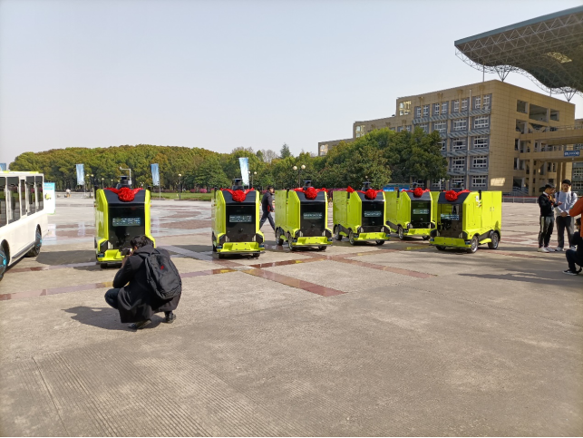 行深智能12輛無人車同時進入武漢江漢大學開啟校園無人配送模式