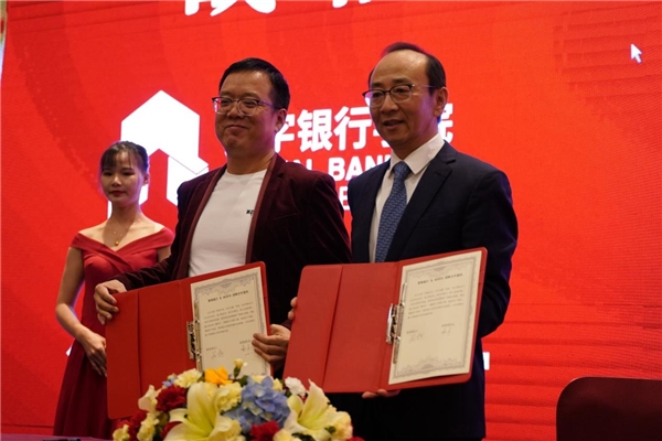 2021年銀行都在用哪些智能設備？行業(yè)力推MAXHUB智能營銷一體機