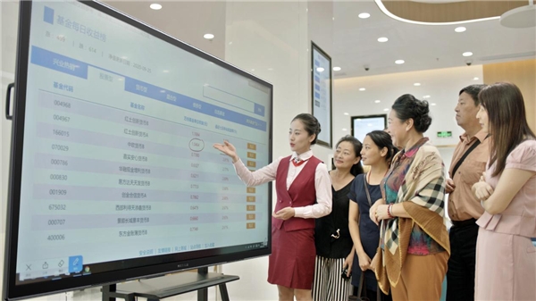 2021年銀行都在用哪些智能設備？行業(yè)力推MAXHUB智能營銷一體機