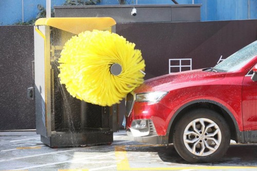 汽車(chē)超人杭州店投放智能洗車(chē)機(jī)器人，為消費(fèi)者帶來(lái)全新服務(wù)體驗(yàn)