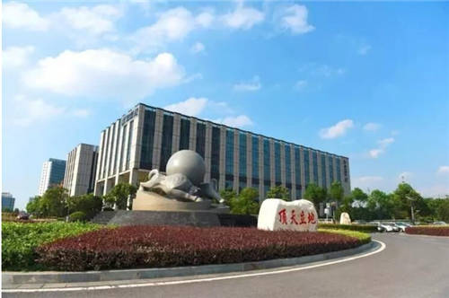 科大訊飛：2020年凈利潤同比增長66.48%，千億營收目標(biāo)或?qū)⒂型?/></p><p>同時(shí)在教育、醫(yī)療等重點(diǎn)賽道，源頭技術(shù)驅(qū)動(dòng)的應(yīng)用示范驗(yàn)證持續(xù)顯現(xiàn)，核心業(yè)務(wù)得到健康發(fā)展。報(bào)告期內(nèi)，形成了更多“能用統(tǒng)計(jì)結(jié)果證明應(yīng)用成效”的實(shí)際案例，為報(bào)告期及未來幾年產(chǎn)品的規(guī)?；茝V、人均效能的持續(xù)提升打下了扎實(shí)基礎(chǔ)。</p><p>在教育領(lǐng)域，科大訊飛擁有16年的應(yīng)用經(jīng)驗(yàn)與積累，與教育部考試中心簽署戰(zhàn)略合作協(xié)議，共建聯(lián)合實(shí)驗(yàn)室，推動(dòng)教考智能化，連續(xù)多年為全國中高考及四級考試提供語音評測技術(shù)和手寫作文批改評分技術(shù)。尤其在英語學(xué)習(xí)領(lǐng)域, 2020年科大訊訊飛依托領(lǐng)先的智能語音評測與人工智能技術(shù)，與雅思官方共同進(jìn)行A.I.口語練習(xí)相關(guān)項(xiàng)目的合作。截止目前，科大訊飛“教學(xué)考評管”全場景的智慧教育產(chǎn)品體系，已在全國31個(gè)省級行政單位35000多所學(xué)校中應(yīng)用。</p><p>華西證券認(rèn)為，監(jiān)管紅利下，專注服務(wù)校園教育的<a href=