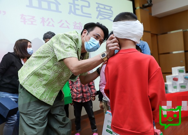 為大病患者點(diǎn)亮希望，輕松籌“微愛(ài)1+1”全國(guó)公益行攜手吳鎮(zhèn)宇走進(jìn)四川