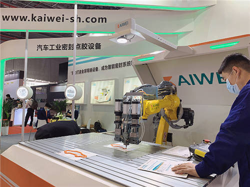 凱偉集團攜全自動密封發(fā)泡設備完美落幕上海車展