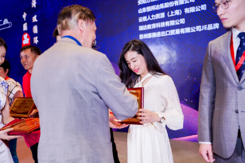 真人力出席2021中國品牌博鰲峰會(huì)，創(chuàng)始人CEO曾麗曉接受CCTV專訪