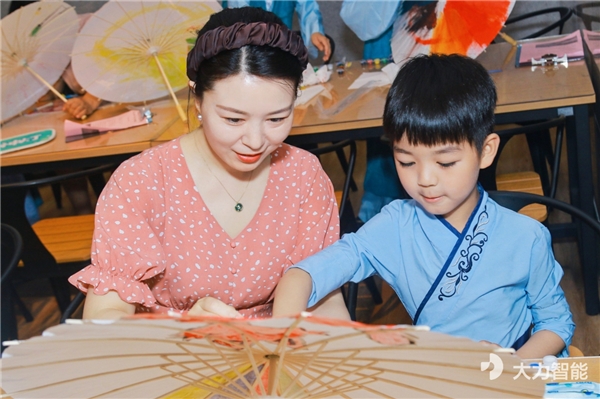 培養(yǎng)自主、自信有愛的披風少年，大力智能走進杭州工藝美術博物館