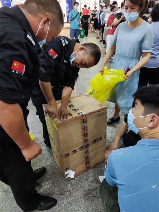 江寧高新區(qū)核酸檢測： 商家、企業(yè)齊助力 共筑疫情防控線。